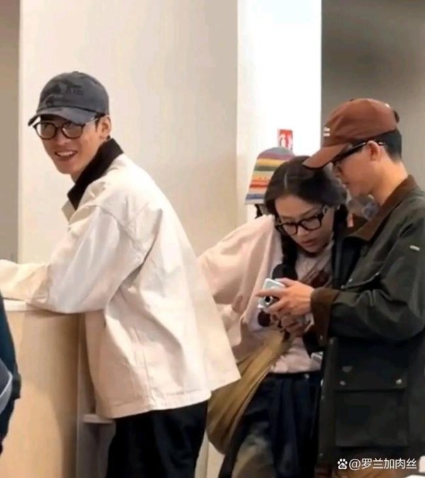龚俊花少7埃及到达路透 明星阵容温馨启程