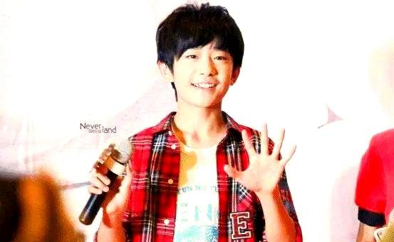 明星真实面貌揭秘：他们卸妆后的颜值依然动人