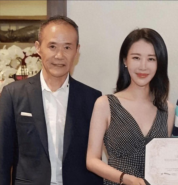 74岁王石现状：不再隐藏白发，与田朴珺像极了父女，满脸写着落寞