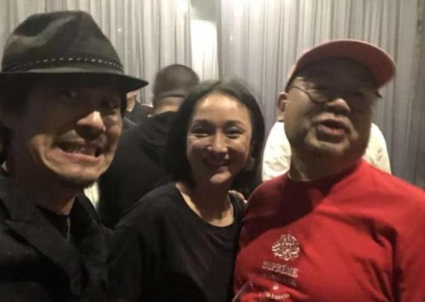 王菲私人聚会照被扒，王菲比周迅年轻30岁，周迅全程挨窦靖童坐