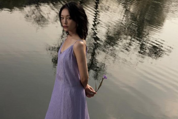 王菲私人聚会照被扒，王菲比周迅年轻30岁，周迅全程挨窦靖童坐
