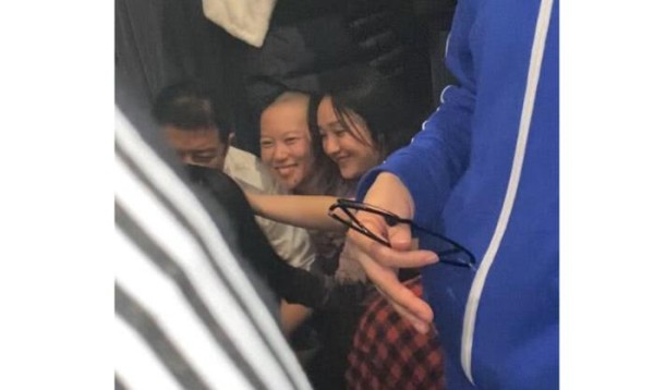 王菲私人聚会照被扒，王菲比周迅年轻30岁，周迅全程挨窦靖童坐