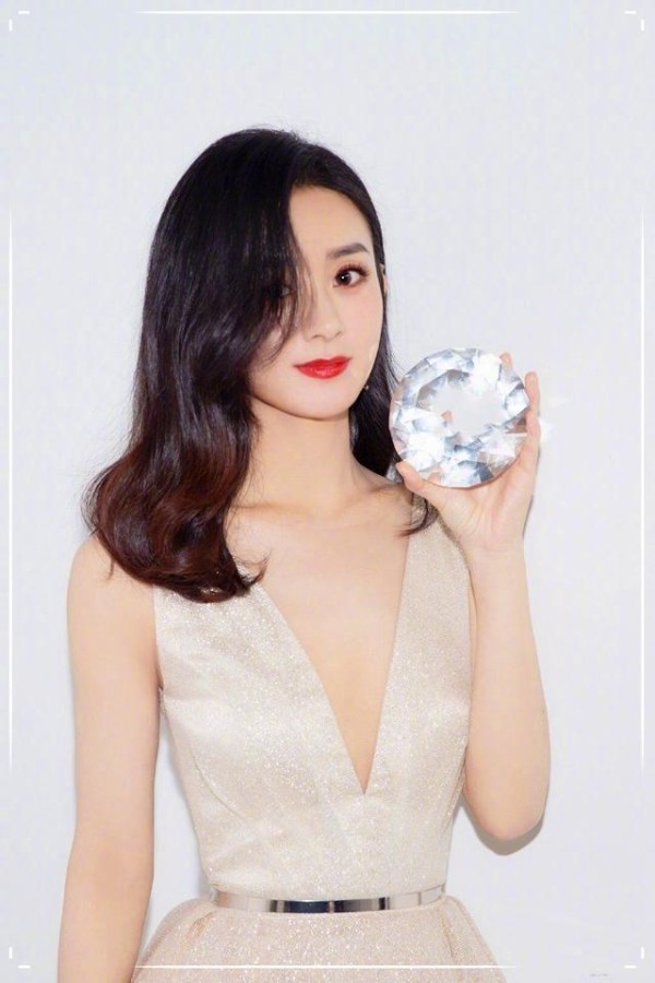 赵丽颖杨幂同框星光大赏，同是辣妈，颜值不分上下，简直神仙打架