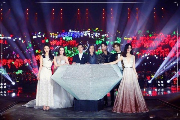 赵丽颖杨幂同框星光大赏，同是辣妈，颜值不分上下，简直神仙打架