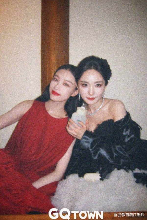 杨幂倪妮同框合照释出！美女贴贴比耶画面养眼