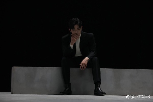 《北京台春晚》：他帮朋友要肖战签名，两人多次同台