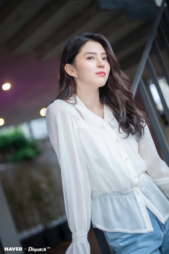 孫藝珍把醜單品穿出女神風格！女星襯衫穿搭技巧，韓素希、LISA是韓網推最強穿搭範本！
