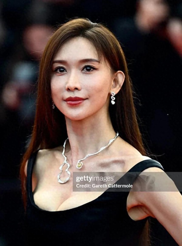 林志玲红毯造型翻车！时尚勇气引发争议！我们该如何看待她的选择