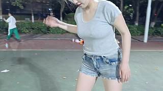 【集梦会长】踩着滑板打篮球?何妨这平衡能力是真不错