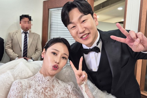 没有任何约会传闻...喜剧演员夫妇惊喜结婚，婚纱照曝光（+幕后花絮）