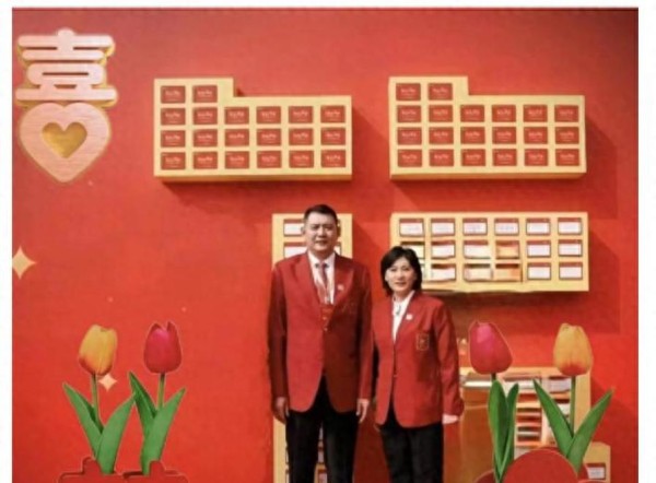 谁注意巩晓彬！篮球名人堂遇前女友李昕，互致敬意
