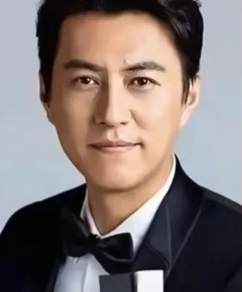 正直小猫杂谈：两会不是“追星场”，明星参会凭什么？
 
两会期间，总能看到一些明星的身影穿梭其中，他们瞬间成为媒体和大众关注的焦点。这也让不少人产生疑问：两会这么重要的场合，为什么会有那么多明星呢？
 
其实，明星出现在两会，并非是来“凑数”的。从选拔流程来看，政协委员是一种精英选拔，由推荐产生。全国政协委员由34个界别组成，包括党派、团体、方面及特邀4个方面，经过提名推荐、协商形成建议名单、常务...