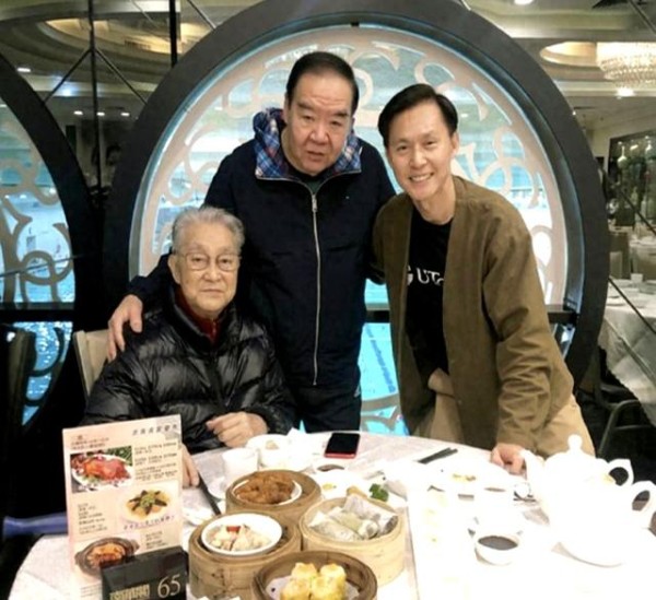 享年92岁TVB资深艺人周骢逝世，晚年独居，遗嘱骨灰撒花园