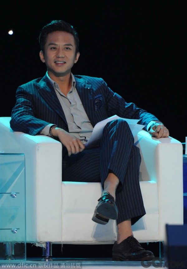邓超堪称演艺圈里的“拼命三郎”，外形俊朗，演技精湛，不管是拍戏还是录制综艺节目都十分敬业，凭借着个人努力他不仅打破了借孙俪“上位”的说法，还自导自演了喜剧片《分手大师》，以6.6亿元的票房荣登暑假档国产片的票房冠军宝座。