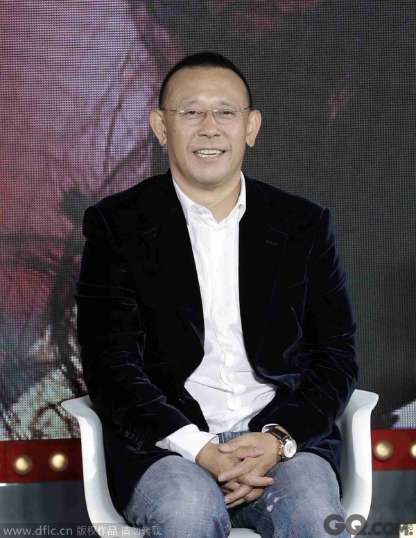 沧桑的眼神，性感的小胡茬，作为演员，姜文不帅却自有一番男人味儿，24岁便凭借《芙蓉镇》荣获百花奖最佳男主角的称号，他无疑是一个成功的演员。自编自导的处女作《阳光灿烂的日子》被《时代周刊》评为“九五年度全世界十大最佳电影”之首，贺岁电影《让子弹飞》刷新了国产电影的多项票房纪录。姜文导演的性格与气质影响到了影片的特征与风格，这种特质逐渐成为了他电影作品的符号。
