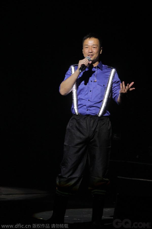 作为曾出演过《保护证人组》、《烈火雄心》、《刑事情报科》等TVB经典剧集的演员，王喜一直是内地最熟悉的香港演员之一。今年年初才透露有当导演计划的王喜，今天已经带着自己的微电影作品《说话未曾讲》出席2014中国·横店影视节。习惯了演别人故事的王喜，这回想转换角色，当起导演自己讲故事，究竟能否成功转型给观众一个惊喜，还是让我们拭目以待。