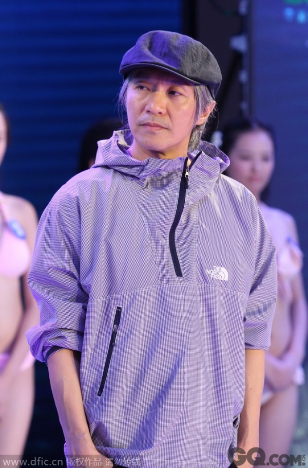 不论是做演员，还是导演，星爷都延续了自己一贯的无厘头风格，恰是这种让观众熟悉的幽默成铸就了他“周氏喜剧”的不可替代性，同时也捧红了黄圣依、徐娇等“星女郎”。如今的星爷已然渐生白发，可是他对喜剧的颠覆却影响着一个时代。