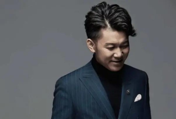 他是中国“最倒霉”的歌手，自己写的歌唱不红，别人一唱就红