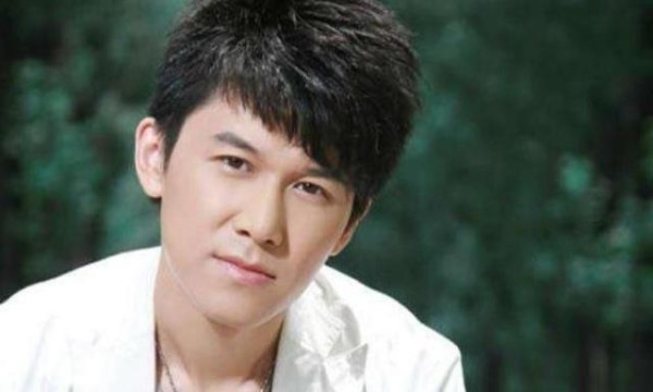 他被称“金曲制造机”，参加我是唱作人被拒，原因：歌曲没高级感