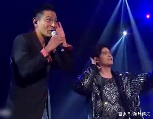 16年前刘德华称周杰伦为偶像，多年后这一幕，证明他只是逢场作戏
