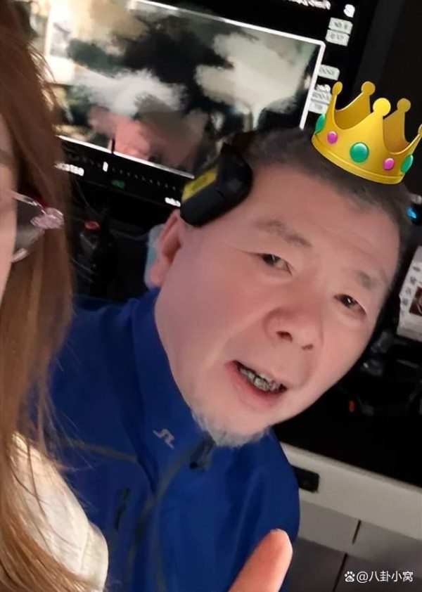 冯小刚美国庆祝67岁生日显松弛感，与养女同框“复制粘贴”引热议