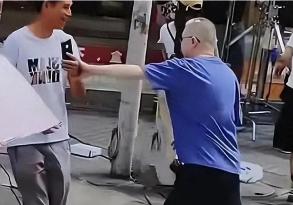 冯小刚株洲拍戏怒推路人，受害者回应，再次应验了王朔当年的评价