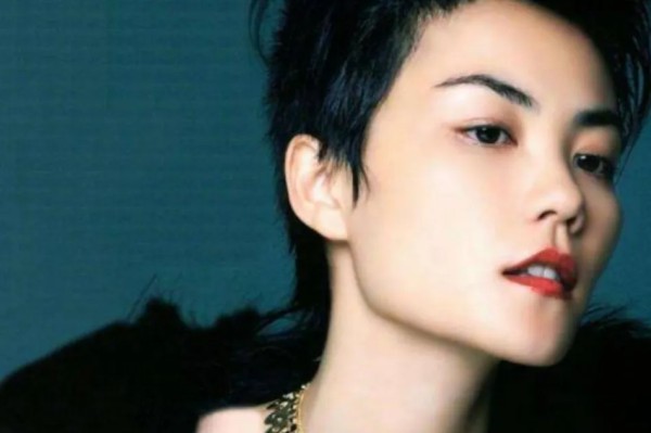 南筱读书会：有次陶晶莹调侃王菲：“如果给你100万，你是愿意被包养，还是做小姐？”王菲果断表示肯定是给人做情妇更划算，因为伺候一人就能得100万，干嘛非得伺候那么多男人把自己累着呢。

1969年王菲出生于北京东城区，20岁推出首张个人专辑《王靖雯》，从此开启了音乐之路的她作品不断，多年努力后，终于由小歌手荣升为华语乐坛的天后。

但比起她如今在流行音乐界举足轻重的地位，人们对她印象更深刻的，是王...