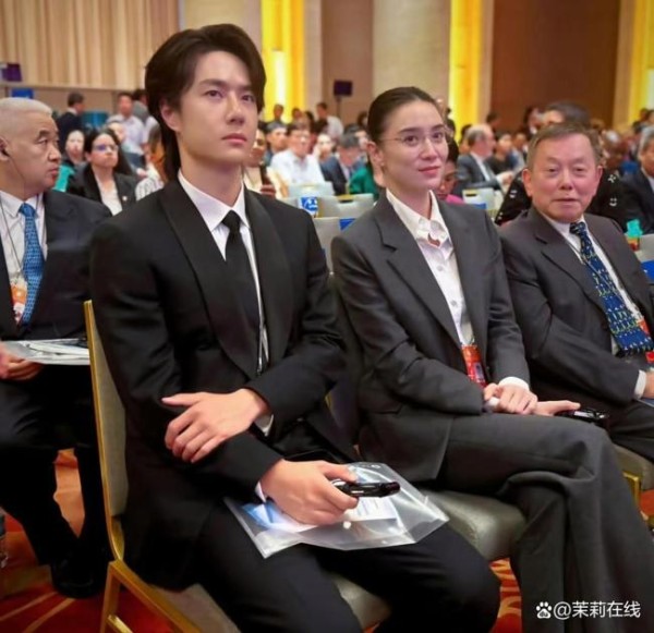 众星登上新闻联播，王一博宋佳镜头火上热搜，吴京张译和莫言坐一排