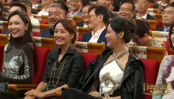 飞天奖内场大揭秘：明星真容曝光，主持人互动尴尬成槽点！