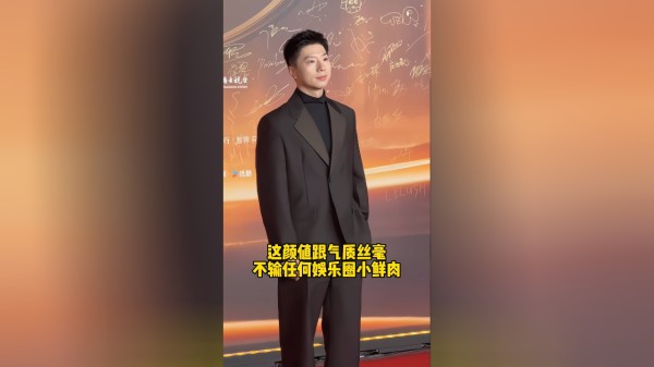 36岁的马龙一身黑色西装一点不输给当今娱乐圈小鲜肉，完美诠释什么叫做少年感