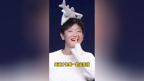那年的孙颖莎用一件最简单的白色毛衣吊打华丽的娱乐圈，接受颁奖那一刻真的好可爱