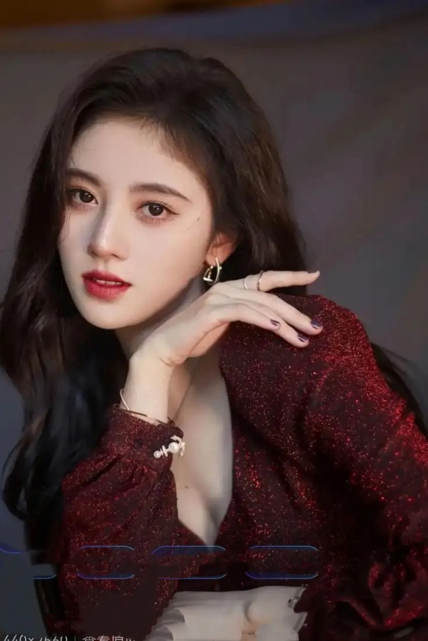 历史探秘：娱乐圈宛如残酷战场，艺人竞争白热化。鞠婧祎携《月麟绮纪》路透强势登场，以“露芜衣”造型惊艳全网，瞬间掀起舆论狂潮。
 
路透里，她美得超凡脱俗。清冷之际，似千年狐仙轻启双眸，无辜又妖冶，勾魂摄魄，让人不禁臣服于她的素衣之下。刹那间，她又化身霸气芜皇，眼神冷冽似寒刀，举手投足间，唯我独尊的气场全开。
 
回顾过往，鞠婧祎凭绝美妆容、精致造型屡次出圈，这次“露芜衣”更是将大众期待值推至顶点。...