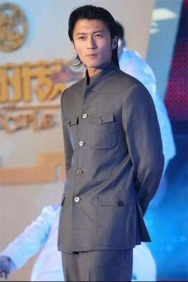 六位穿“中山装”的明星，张国荣温柔，郑伊健经典，他却辣眼睛！