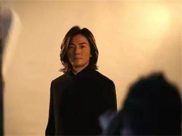六位穿“中山装”的明星，张国荣温柔，郑伊健经典，他却辣眼睛！
