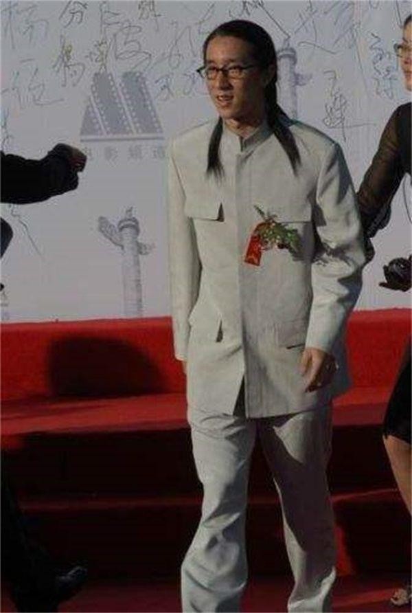 六位穿“中山装”的明星，张国荣温柔，郑伊健经典，他却辣眼睛！