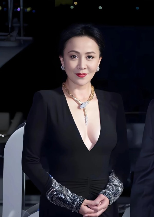 乖巧画板Y：刘嘉玲的详细个人简介：

刘嘉玲1965年出生在江苏苏州，15岁跟父母去了香港 。1984年从香港无线电视台艺员训练班毕业后，就一头扎进演艺圈。出演了《射雕英雄传》《鹿鼎记》《扭计杂牌军》《阿飞正传》《自梳》《狄仁杰之通天帝国》等作品。

不过，刘嘉玲的人生可不是只有辉煌，也经历过不少坎坷。1990年4月24号凌晨，她结束聚会出门，被几个蒙面人挟持进面包车，经历了人生中黑暗的3小时。后...