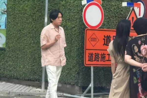 伊能静法国吃大餐被偷拍，素颜面相变了，和秦昊一个比一个接地气
