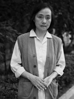 静母(黄梅莹饰演)