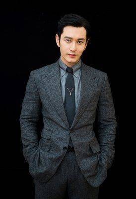 黄晓明机场遇中老年粉丝接机热捧 亲民互动获好评