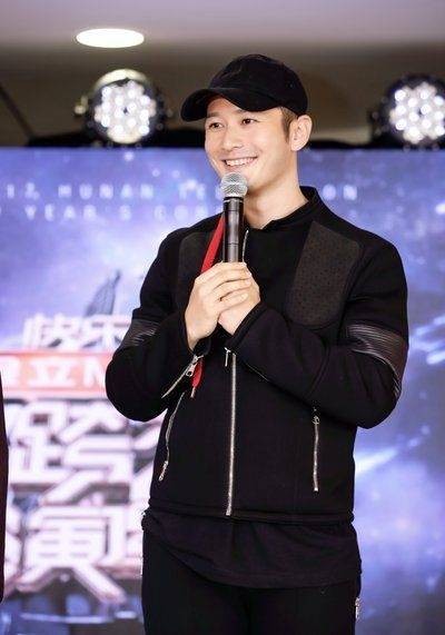 黄晓明机场遇中老年粉丝接机热捧 亲民互动获好评
