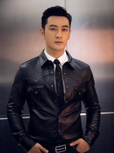 黄晓明机场遇中老年粉丝接机热捧 亲民互动获好评