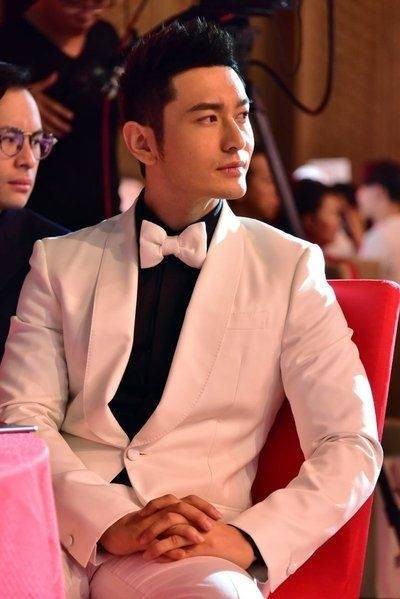 黄晓明机场遇中老年粉丝接机热捧 亲民互动获好评