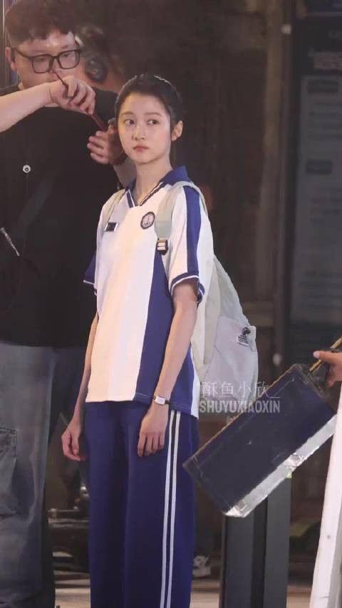 关晓彤教室偶遇晴也,高马尾校服造型吸睛
