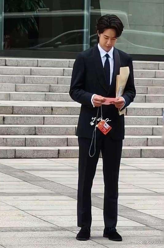 王一博出席文明对话会议直言很激动 从T台到国际论坛无缝切换