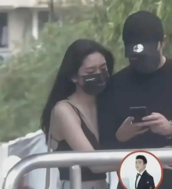 爱看运动：娱乐圈的明星恋情频频登上热搜，先是柳岩和印小天的恋情曝光，接着是王晓晨和俞灏明因戏生情，现在又是张钧甯和柯汶利的牵手。这些看似毫无交集的明星，竟然都陷入了爱河，真是让人感叹缘分的神奇。

不过，明星的恋情总是伴随着各种争议。作为公众人物，他们的私生活难免会被放大镜审视。但无论如何，爱情是纯洁的，不应该被外界的质疑和猜测所左右。我们应该尊重他们的选择，给予他们足够的空间去享受爱情的甜蜜。
...