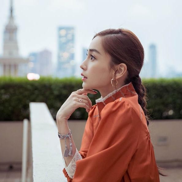 时尚圈没资源真不行？同样是迪奥形象大使，为啥赵丽颖待遇这么差