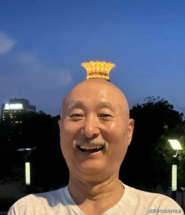 71岁老喜剧人回归遭娱乐圈静音，一场版权案断送二十年舞台路，新电影上映观众坐满全场不离场。