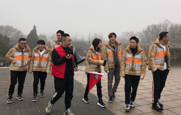 杨超越后台有多强大？新综艺成唯一女MC，六位男明星包围成团宠