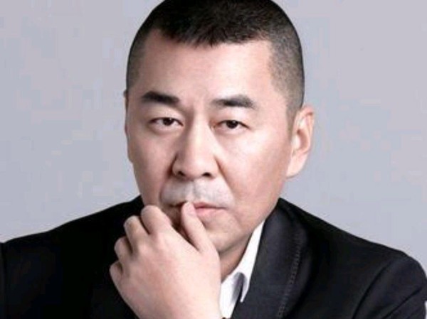 陈建斌与丁勇岱握手引争议，网友热议礼貌与尊重！