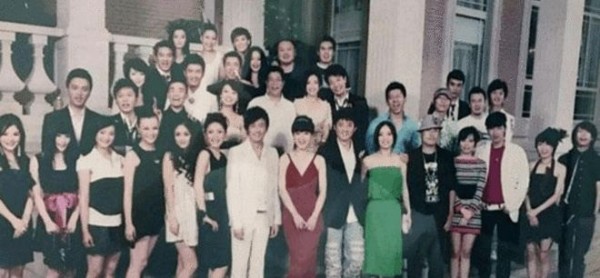 10年前华谊全家福王宝强王凯黄晓明艺人合照， 站C位的是他！